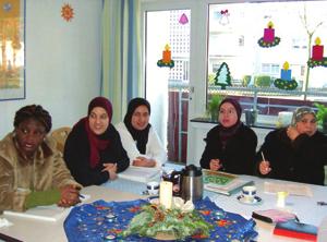 Mütter in Vereinsräumen und Moscheen, die Qualifizierung von Integrationslotsen und der Vorstände von Migrantenvereinen, zweisprachige Dialog- und Informationsveranstaltungen für Jung und Alt sind