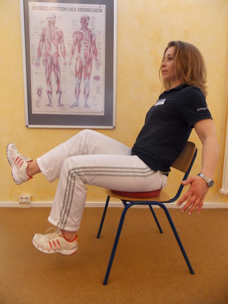 Übungen zur Stabilisierung des Rumpfs im Sitz Übung 9 (Bauchmuskulatur) Variation 1 Aufrechter Sitz, Füße auf Fersen, Bauchmuskulatur anspannen,