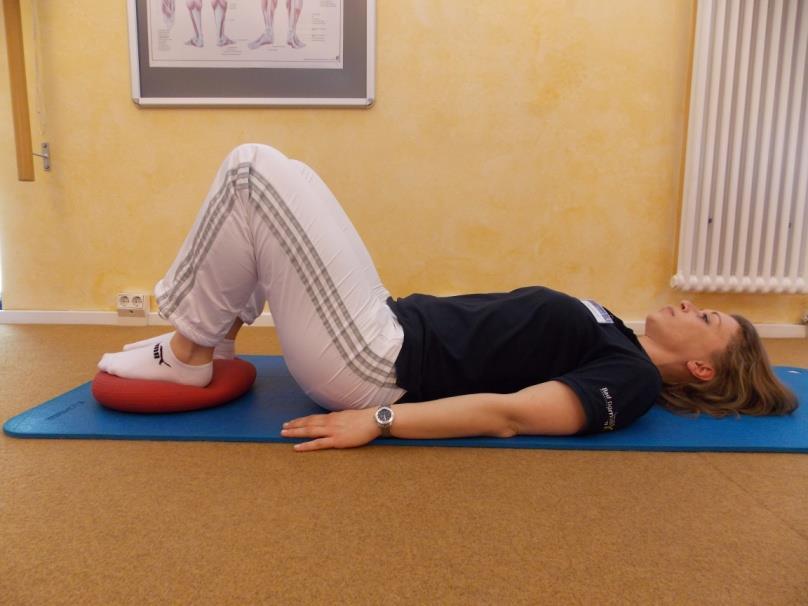 Ballkissenübungen im Liegen Übungen zur Stabilisierung des Rumpfs in Rückenlage Rückenlage, angestellte Beine auf