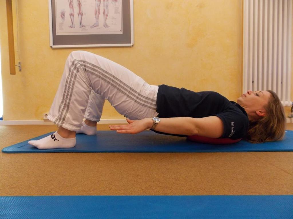 Übungen zur Stabilisierung des Rumpfs in Rückenlage Übung 2 Rückenlage, Ballkissen unter Schulterblätter, Beine anstellen, Arme, Kopf