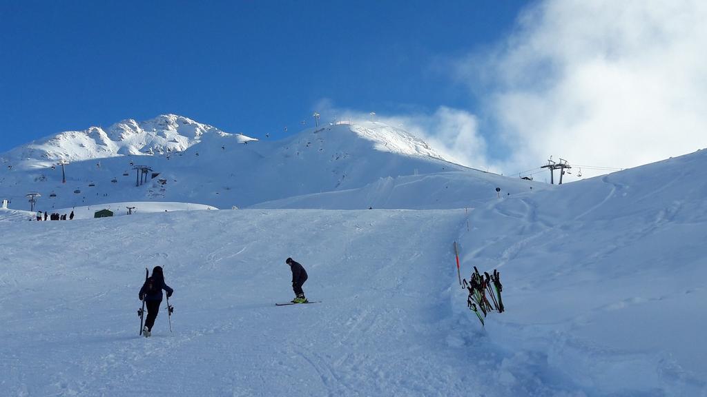Montag, 22. Januar: Der allererste Skitag fing relativ gemütlich mit einem gemeinsamen Frühstück ab 07:30 Uhr an.