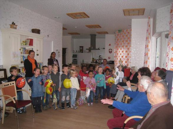 Schülerinnen des Landrat-Lucas-Gymnasiums musizieren. 11.11.2015 Laternenkinder im Wohnhaus.