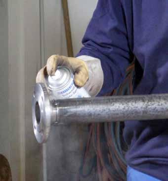 Schweiß-Schutz-Spray verhindert das Anhaften von Schweißspritzern an Gasdüsen und Werkstückoberflächen, bietet lückenlosen Schutz beim Schweißvorgang und macht eine