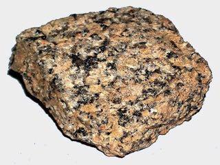 Granit Magmatische Gesteine (=Erstarrungsgesteine) Magmatische Gesteine entstehen durch das Erkalten und Auskristallisieren von heissem geschmolzenem Gesteinsmaterial aus dem Erdinneren, dem Magma.