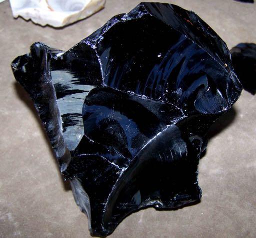 Obsidian Magmatische Gesteine (=Erstarrungsgesteine) Magma, welches schnell abgekühlt ist Obsidian ( = vulkanisches Glas ) ist pechschwarz und sehr hart;