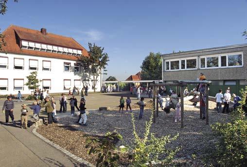 113 140. Mittendrin in Mögglingen: An der Grund- und Hauptschule mit Werkrealschule werden 336 Schülerinnen und Schüler (2004) unterrichtet.