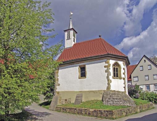 411 ter sind Beispiele wertvoller Kunstwerke unseres früheren Pfarrers. Am Rathausvorplatz schuf Sieger Köder eine Skulpturengruppe, die die drei größeren Ortsteile der Gemeinde symbolisiert.