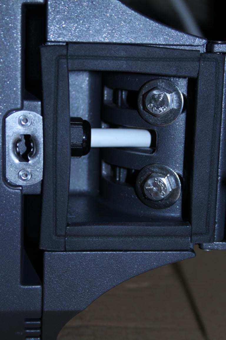 On both sides, put the locknuts (see photo) in the spaces provided. 3.