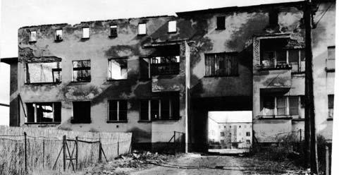 Seite 12 Freie Scholle Brandschäden im Schollenhof 15, 16 nach dem Luftangriff am 26.11.1943 (Archiv) Am 26.11.1943 erlitten die Wohnungen im Schollenhof 15,16 bei einem Nachtangriff schwere Brandschäden.
