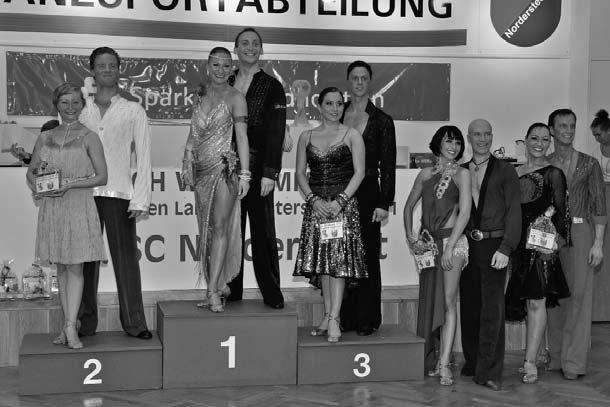Vier Turniersiege nach Niedersachsen Nord-Lateinmeisterschaften für Hauptgruppe II D bis S, Senioren D und C Siegerehrungen für die B-Klasse (links) und die A-Klasse. Fotos: Eggers Die S-Klasse.