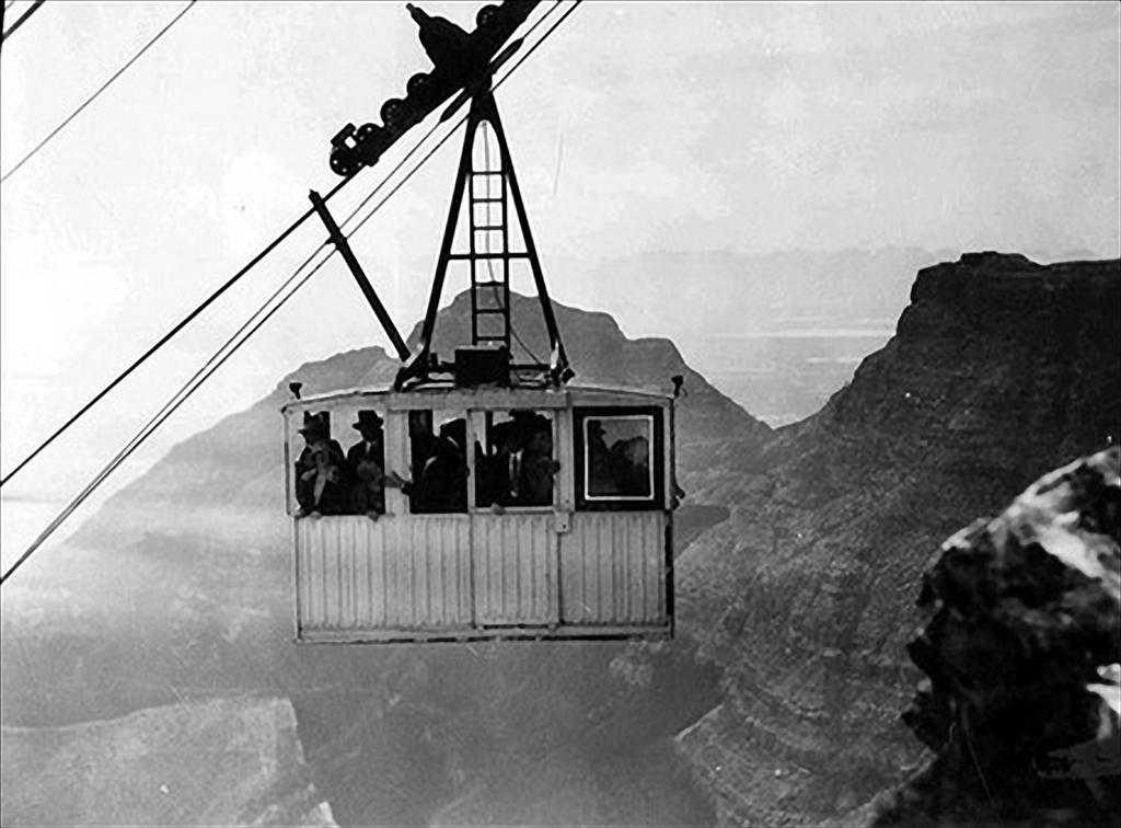 Table Mountain Aerial Cableway bei Kapstadt (Südafrika). Historisches Foto der 1. Tafelberg-Seilbahn aus 1929, zeigt die rechteckig gebaute Gondel mit Schwingungsdämpfer.