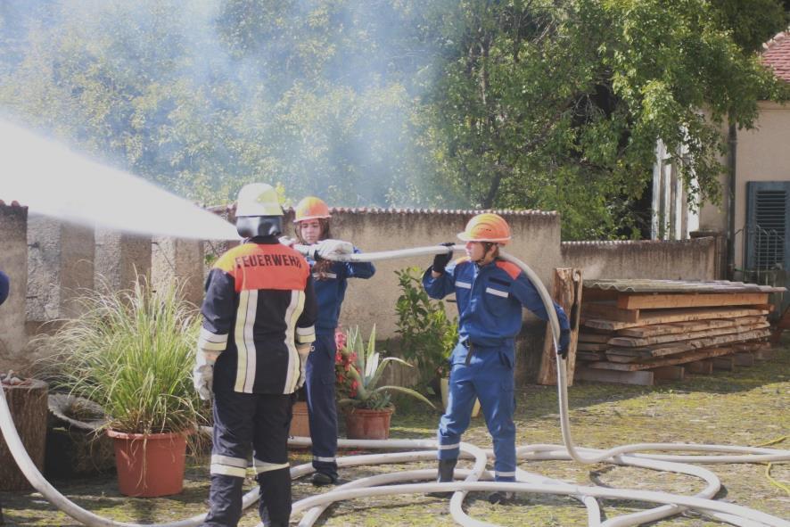 Im Verlauf der Übung wurden durch die angehenden Feuerwehrler verschiedene Aufgaben abgearbeitet, wie beispielsweise die Wasserförderung mittels einer Pumpe aus dem nahe gelegenen