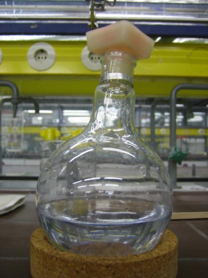 2) Ein zweiter Ansatz wird aus 8 g Isostar -Konzentrat in 100 ml Wasser gelöst oder 100 ml des fertigen Getränks mit 100 ml atronlauge (c = 0,5