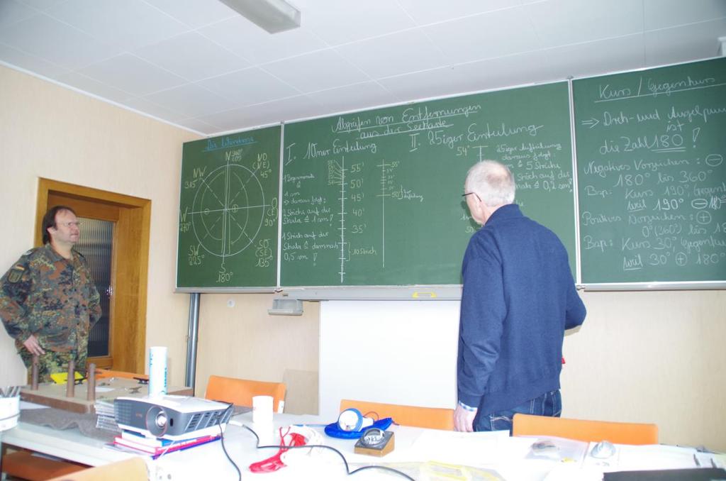Lehrgangsleiter Wienand (links) gibt Heiner Damme (rechts)