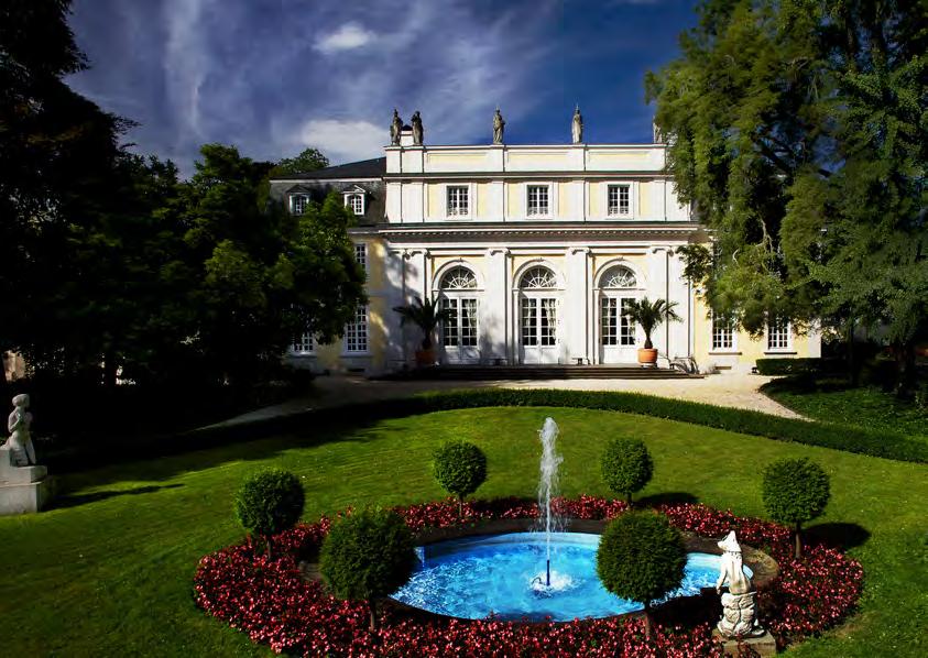 Das kurfürstliche Palais in Bad Godesberg wurde nach aufwendiger Sanierung 2012 wiedereröffnet und bietet wie schon seit mehr als 225 Jahren repräsentative Fest- und Ballsäle und eindrucksvolle