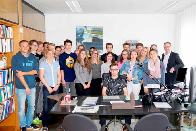 Landkreis Schüler besuchen Landratsamt Hinter die Kulissen des Landratsamtes durften Schülerinnen und Schüler des Bertha-von-Suttner- Gymnasiums Neu-Ulm/Pfuhl blicken.