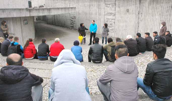 Bildung und Soziales Besuch der KZ-Gedenkstätte Dachau Eine Zeitreise gegen das Vergessen unternahmen 129 Flüchtlinge, Asylhelfer, Teilnehmer aus Integrationssprachkursen und interessierte