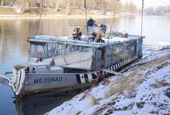 Gesundheit und Sicherheit Feuerwehr, Hilfswerke und Katastrophenschutz MS Donau entpuppt sich als widerspenstige Flussmuschel: Bergung des havarierten Schiffes aus der Donau stößt auf ungeahnte