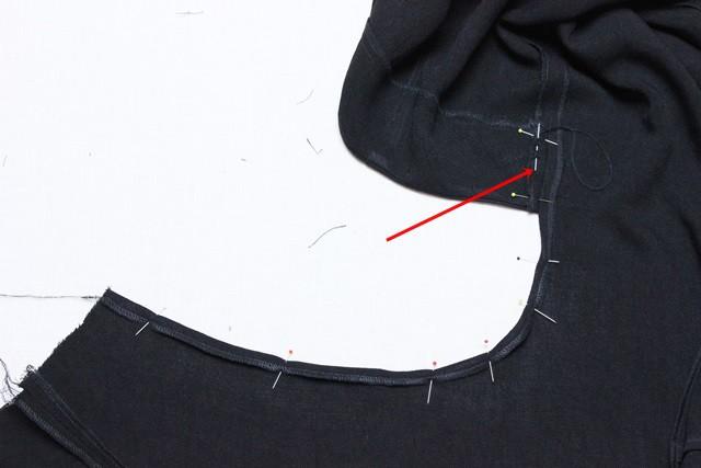 stitch. Sew the seamallowance by the red marked area by hand, because the thick seamallowances were standing up.