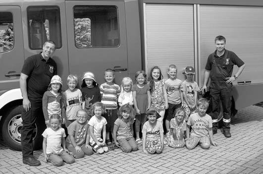 Freitag, 10. August 2012 25 Nach einer kurzen Wanderung zum Feuerwehrgerätehaus wurden die Kinder von Volker Eckert und Christian Fuhrmann herzlich begrüßt.