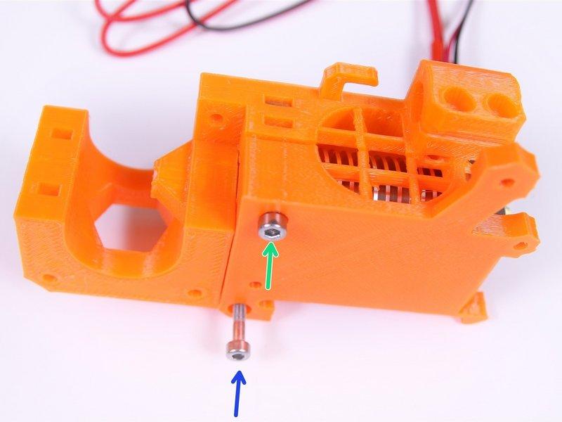 Mit dem 2,5 mm Inbusschlüssel beide Schrauben anziehen, um den Extruderdeckel am Extruderkörper zu befestigen.