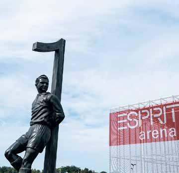 noch einmal in die Halle von Cosmo Sports. Gruppenfoto unterm Hallendach Fortunas Traditionsmannschaft bleibt am Ball.