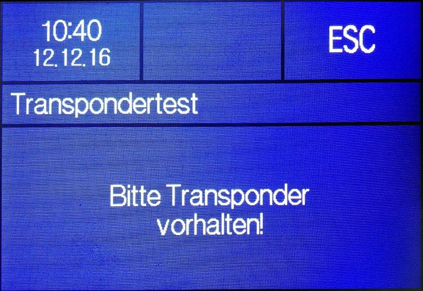 Das Terminal fragt nach dem Transponder 2. Im Menü «Allgemeine Info» auswählen 5. Den Transponder zum Lesen vor den unteren Teil des Terminals halten 6.