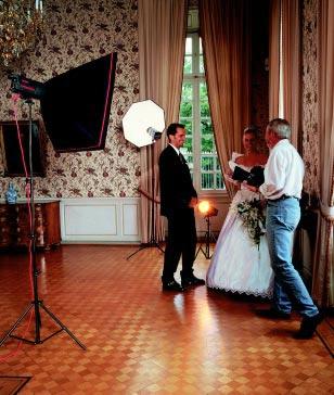 Combinaison agréable du flash et de la lumière du jour. Une photo de mariage traditionnelle dans un cadre romantique.