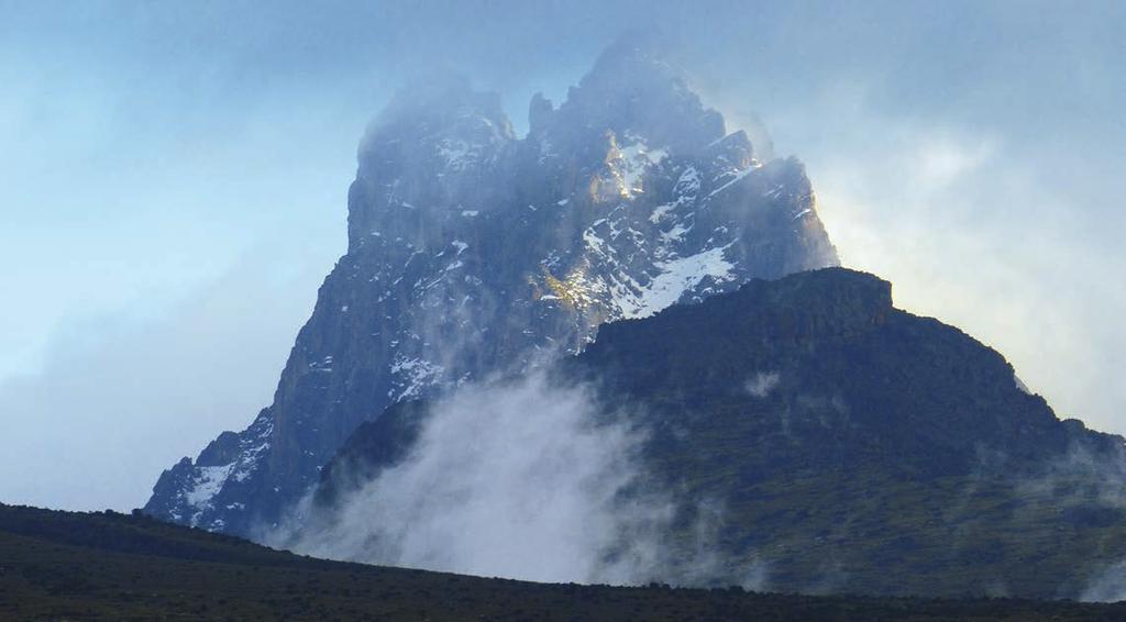 TOUREN Mount Kenia Nordseite, Abendstimmung Gemütlicher Ausklang Am Nachmittag zogen Nebelschwaden die Berghänge entlang und befeuchteten sanft die Pflanzen.