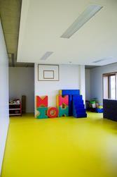 1. Vorstellung Kinderhaus & Team Räumlichkeiten jede Gruppe verfügt über einen Gruppen-, Neben- und Schlafraum