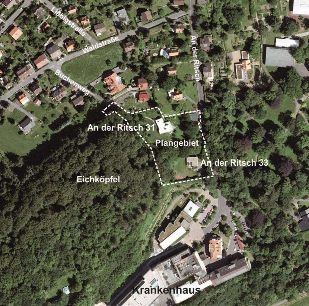 Der Weg ist gleichzeitig Versorgungstrasse für wichtige Wasserleitungen. Im Süden grenzen die Flächen des Krankenhauses an. Im Osten verläuft die Straße An der Ritsch.