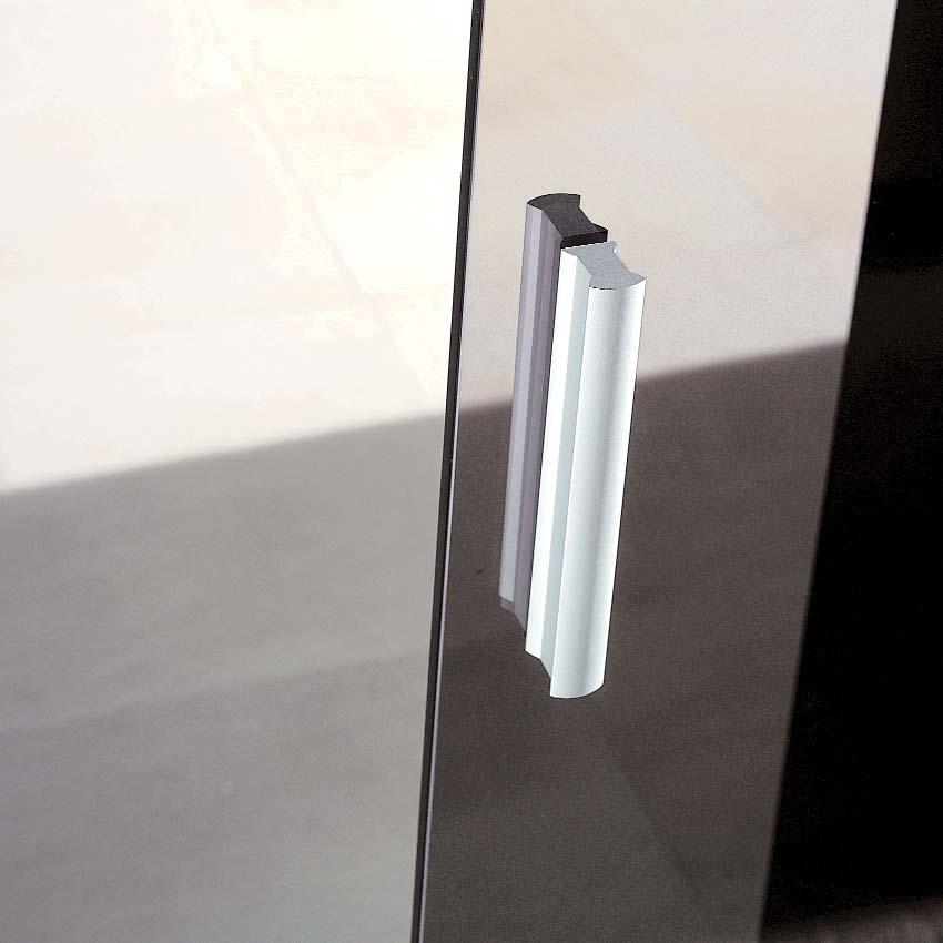Simplex Porta singola scorrevole in vetro temperato bronze. Binario singolo a soffitto con copribinario (veletta) in alluminio anodizzato. Terminale di chiusura.
