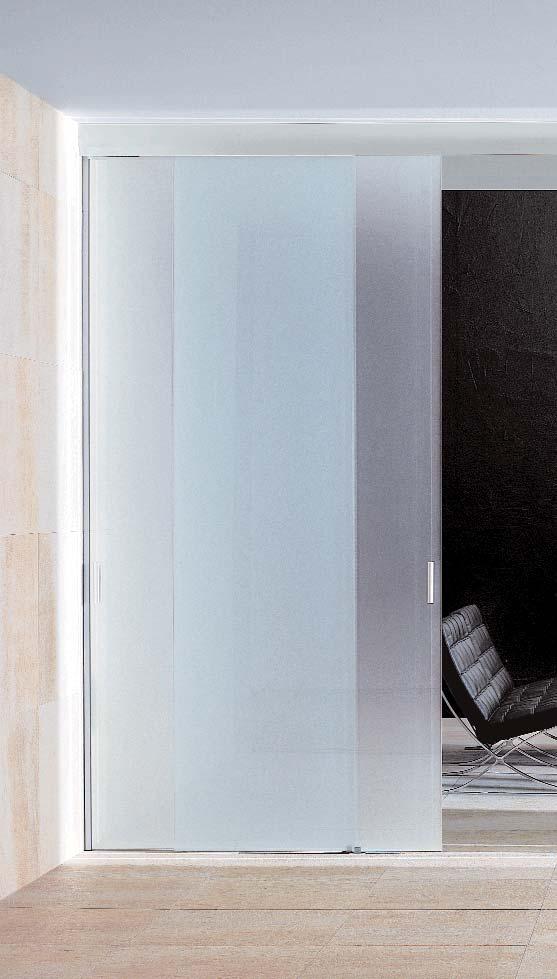 Simplex Soluzione 4 porte scorrevoli in vetro temperato acidato. Binario doppio a soffitto con copribinario (veletta) in alluminio anodizzato. Terminale di chiusura.