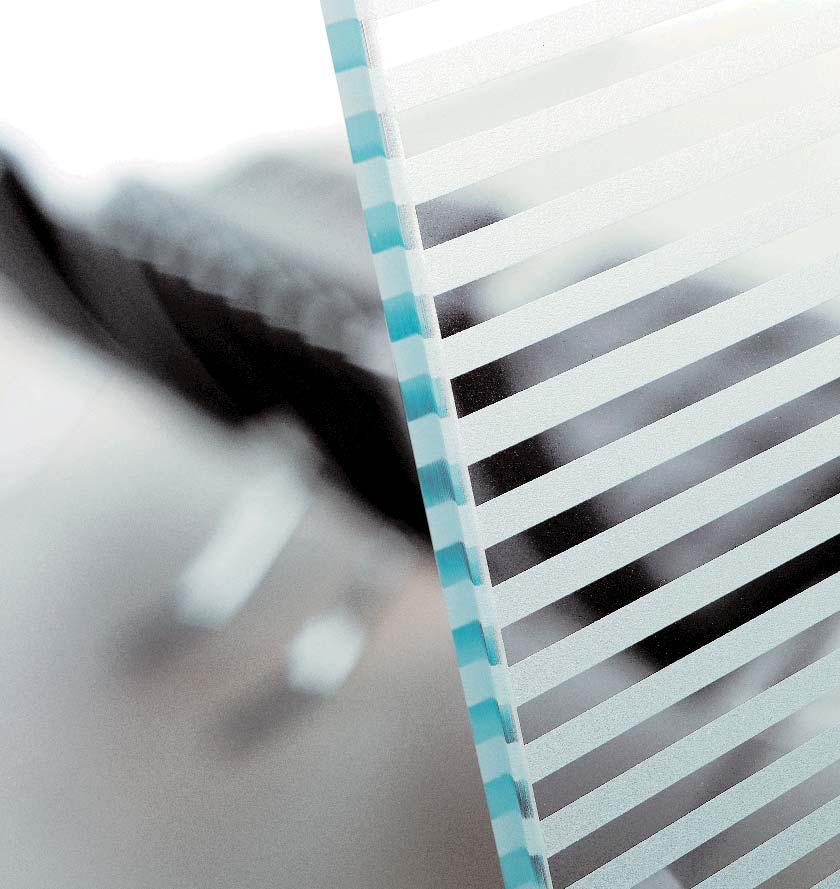 Simplex Porta singola scorrevole in vetro temperato sabbiato con disegno orizzontale millerighe. Binario singolo a soffitto con copribinario (veletta) in alluminio rivestito finitura wengé.