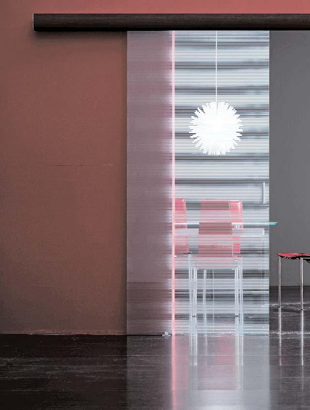 Simplex Doppia porta scorrevole in vetro temperato sabbiato con disegno orizzontale millerighe. Binario singolo a parete con copribinario (veletta) in alluminio rivestito finitura wengé.