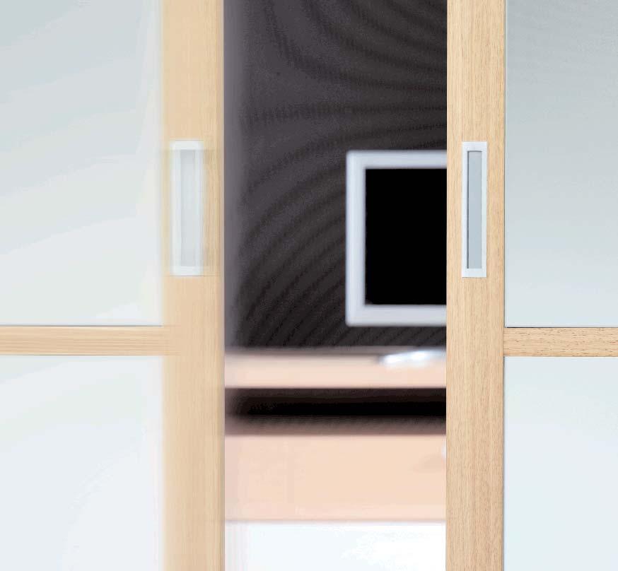 Double sliding door with frame and crossbars in oak veneered aluminium. Stratified milk white glass.