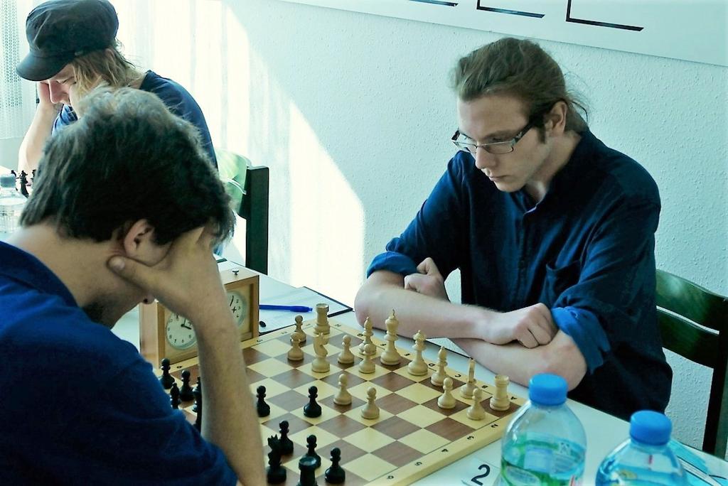Alex hatte seine De7 so unglücklich postiert, M. Becker fackelt nicht lang, erzwingt mit einer dass der sle6 nicht wegziehen konnte, ohne kleinen Kombination (30...De5xg7 31.