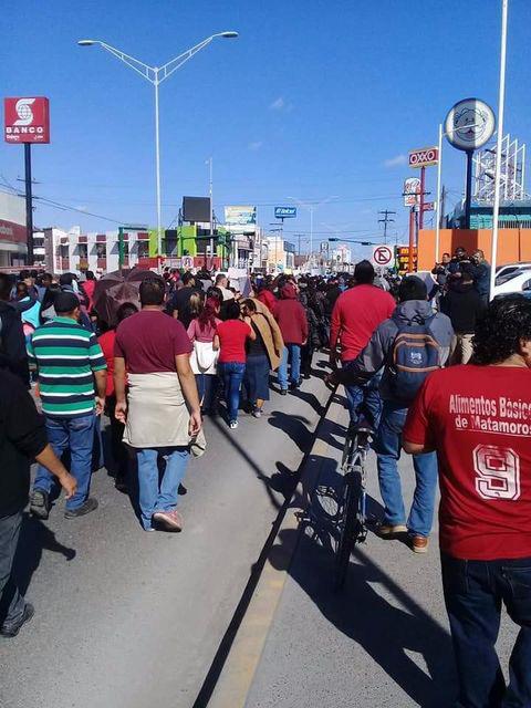 Arbeiter ziehen zur amerikanisch-mexikanischen Grenze.