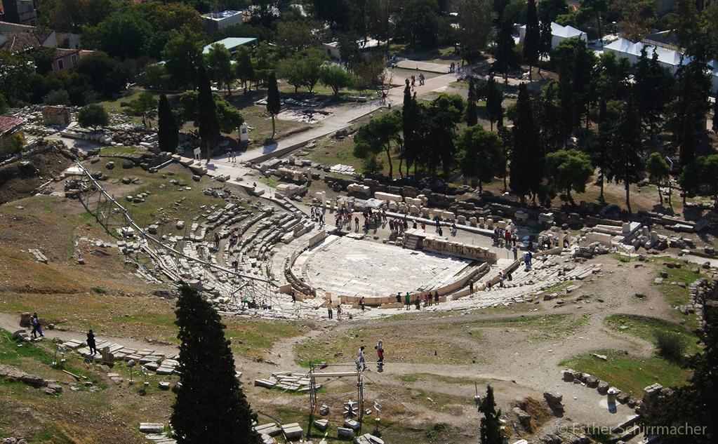 1 Woche in Athen: Die Geschichte der Stadt Einer Sage nach buhlten die Göttin Athene und der Meeresgott Poseidon um die Gunst der Einwohner der damals noch namenlosen Stadt: Wer das schönere Geschenk