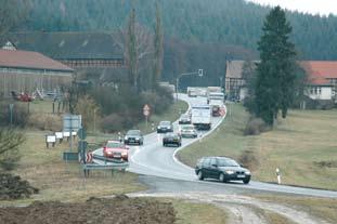 Sie umsorgt den vorderen Teil des Hofes von der Straße aus mitsamt Hofladen und Parkplatz, den beiden Wohnhäusern für die Betreuten, der Kantine bis zum Herrenhaus-Vorgarten.