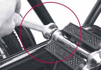 Schritt 7: Sattel montieren Benötigtes Werkzeug:Ring- oder Maulschlüssel der Größe 15 Mutter an der Sattelstütze lösen. Sattelstütze auf die gewünschte Höhe einstellen.