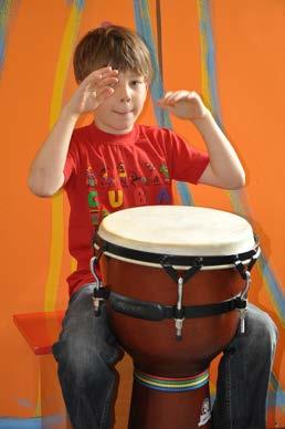 jungen Schüler ist die Djembé die erste Auseinandersetzung mit einem Instrument und bildet eine gute Vorbereitung für den weiteren Musikunterricht.