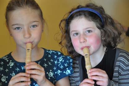 Blockflöte Für Kinder ab 5 Jahren Kleine Kinder erhalten auf spielerische Weise mithilfe der Blockflöte einen ersten Einblick in die Musikschule.