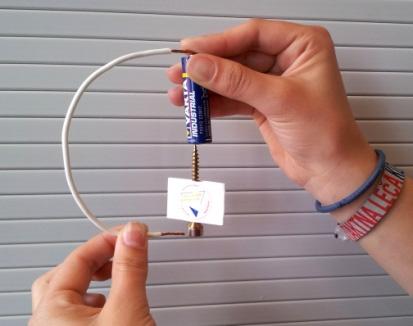 supermagnete.de bestellen. Der Magnet verbindet sich mit der Schraube zu einem Rotor, der dadurch selbst magnetisch geworden am Pol einer Batterie zu hängen vermag.
