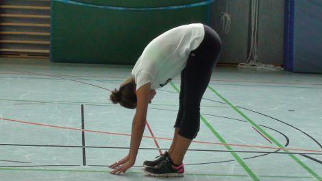 Hochsprungspezifische Gymnastik 3 Spezifische Gymnastikübungen zum Aufwärmen und Dehnen Ganze Fußfläche mit Kontakt zum Boden Beine