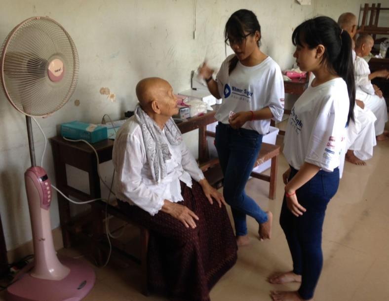 Kostenlose Augenbehandlungen für die Dorfbewohner In Kambodscha, insbesondere in den ländlichen Gebieten, leiden viele Menschen an Augenproblemen und Sehstörungen speziell grauer Star, also die