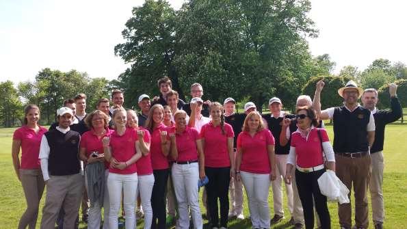 Doppelsieg beim Start in die DGL Spielrunde für den Aachener Golf Club Unsere Damen- und Herren-Clubmannschaft haben sich an einem herrlichen Golftag, begleitet von zahlreichen Fans und Zuschauern,