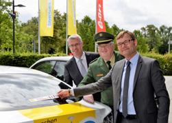 Nordbayern, stellten den neuen, fünfsprachigen Infoflyer zur Rettungsgasse vor. Joachim Herrmann testet das Programm der BMW Group auf dem Navigationsgerät.