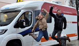 07 GESCHÄFTSSTELLEN & REISEBÜROS Passau: Zum 50. Jubiläum geht s in die große Freiheit Luftsprung vor Freude: Teresa Fürstenau und Chris Ehrl haben beim Jubiläums-Gewinnspiel gewonnen.