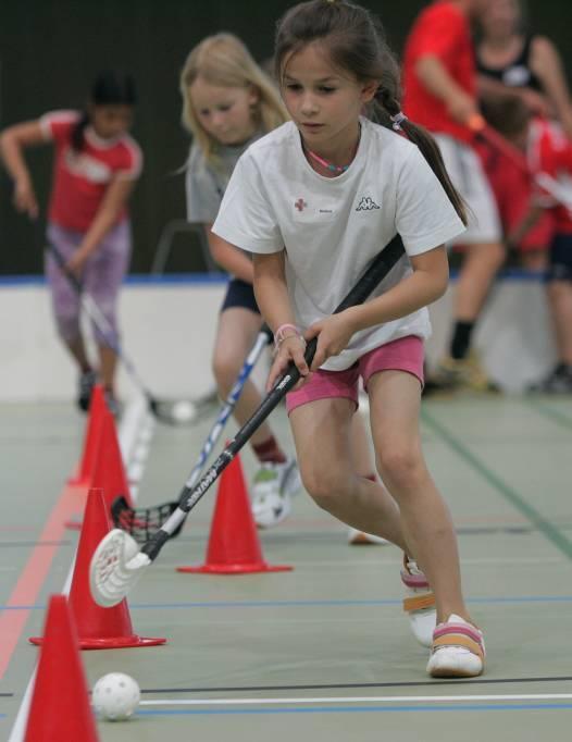 Kinderunihockey (bis 12 Jährige) Zielsetzung Absolut keine resultatmässige Zielsetzung Spass, viel Spiel > Freude im Zentrum Ausbildungsinhalte Spielerisches Training Offensive Spielweise Freiräume